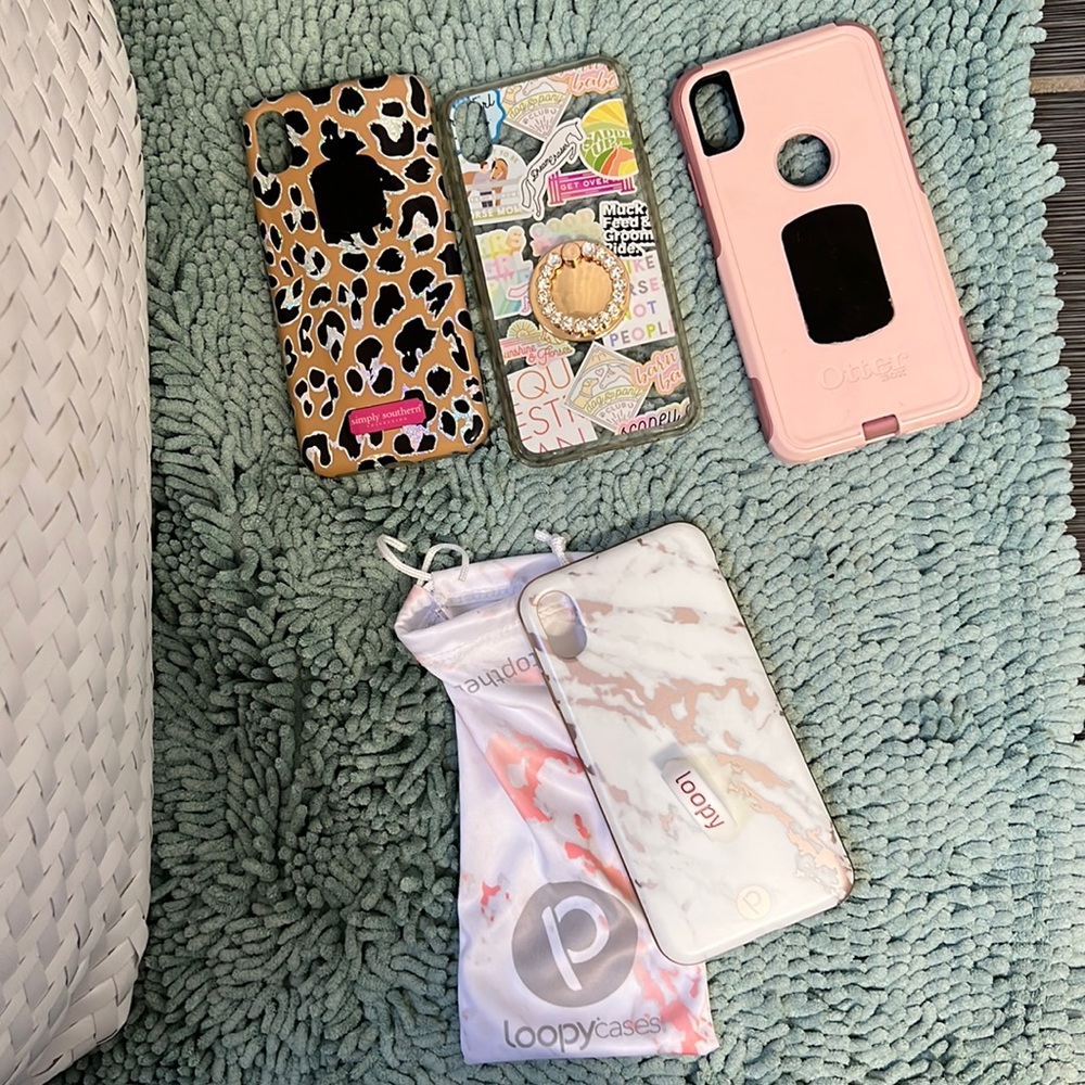 4 IPhone XS Max cases.